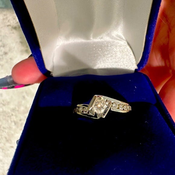 Diamond Ring - Picture 2 of 3